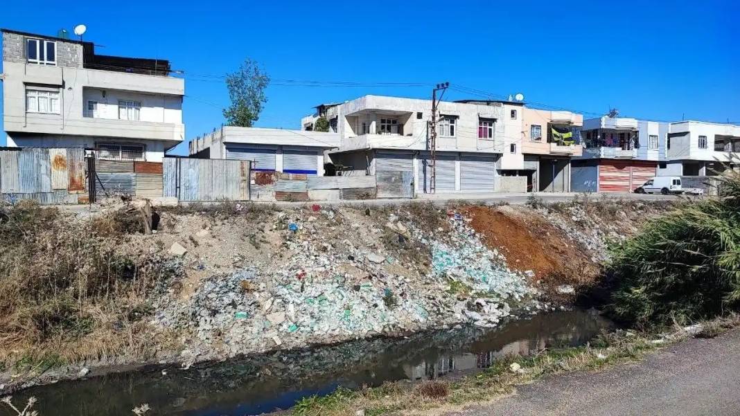 Adana’da Atık Su Deresi Çöplüğe Döndü 5